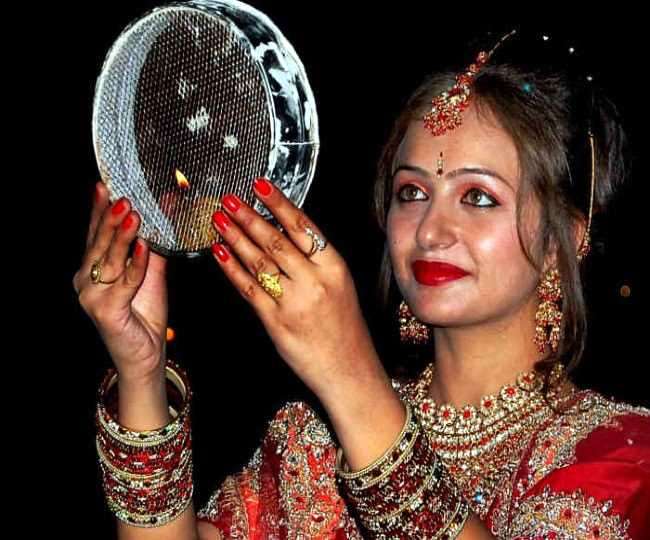 क्या है करवा चौथ और विधि -  What is Karwa Chauth 2021 in Hindi 