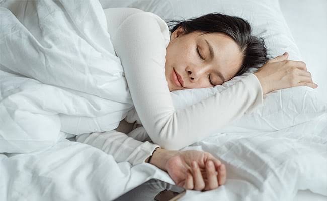 सोते समय (sleeping style) होती हैं कौन सी गलतियां?
