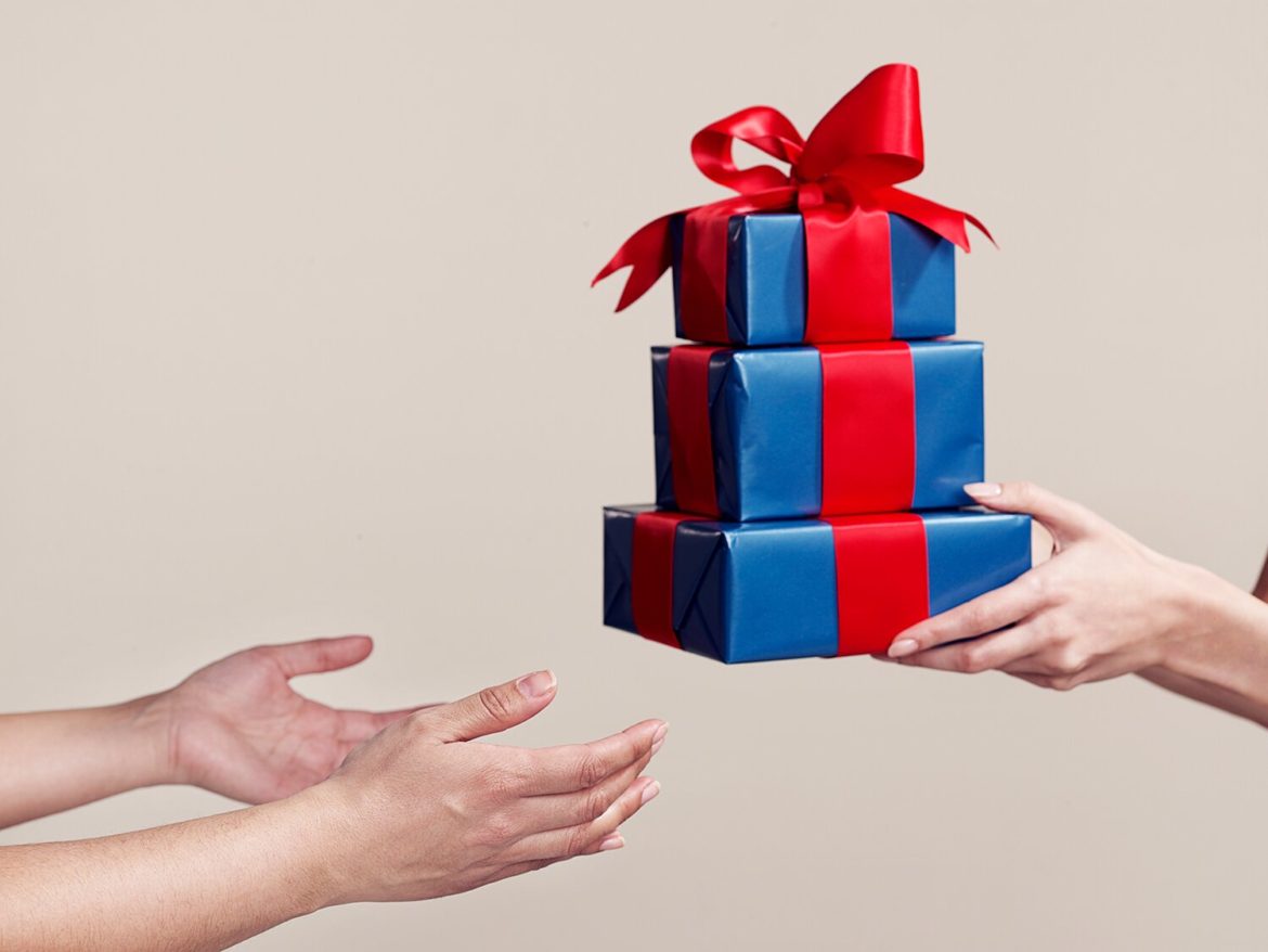 गर्ल फ्रेंड को गिफ्ट क्या दे - GF Ko Kya Gift Dena Chahiye