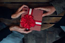 गर्ल फ्रेंड को क्या गिफ्ट देना चाहिए - GF Ko Kya Gift Dena Chahiye